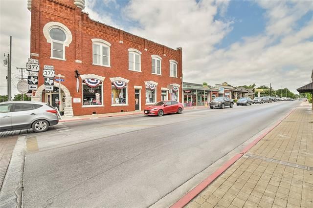 105 W Pearl St, Granbury, TX 76048